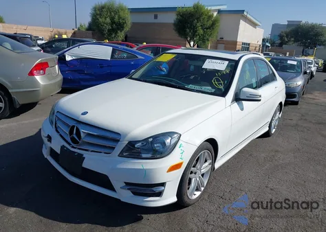2013 Mercedes-Benz C 250 Sport z USA, uszkodzony, nr VIN WDDGF4HB1DA838487